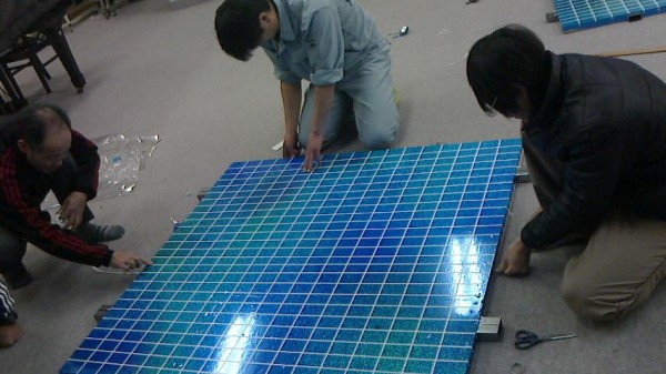 太陽電池貼り付け・・地道な作業　画像　新井幸恵さん